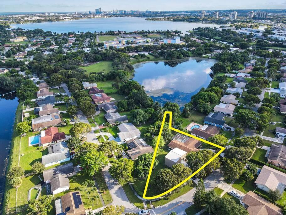 Tropical Beach & Lakefront Home Уест Палм Бийч Екстериор снимка